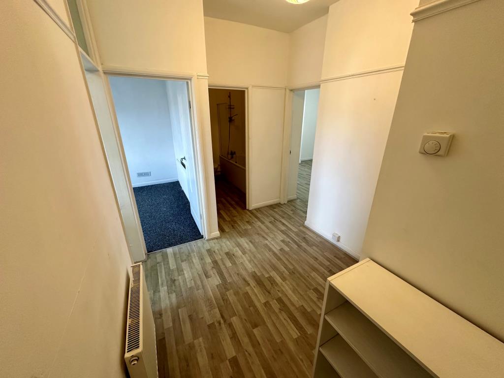 Lot: 160 - TOP FLOOR FLAT WITH VIEWS - Hall